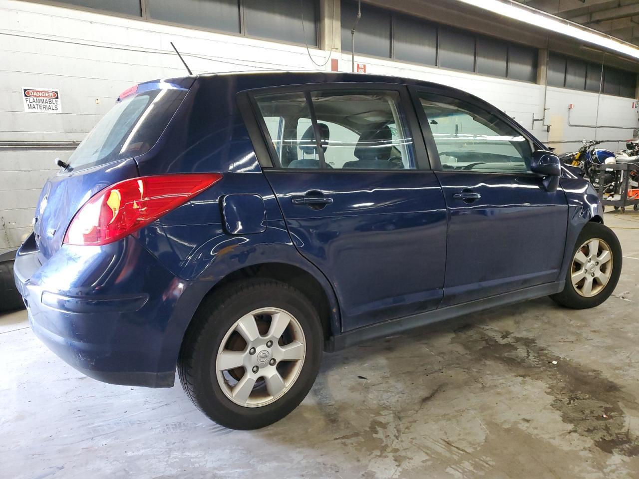 2012 Nissan Versa S - Фото 3