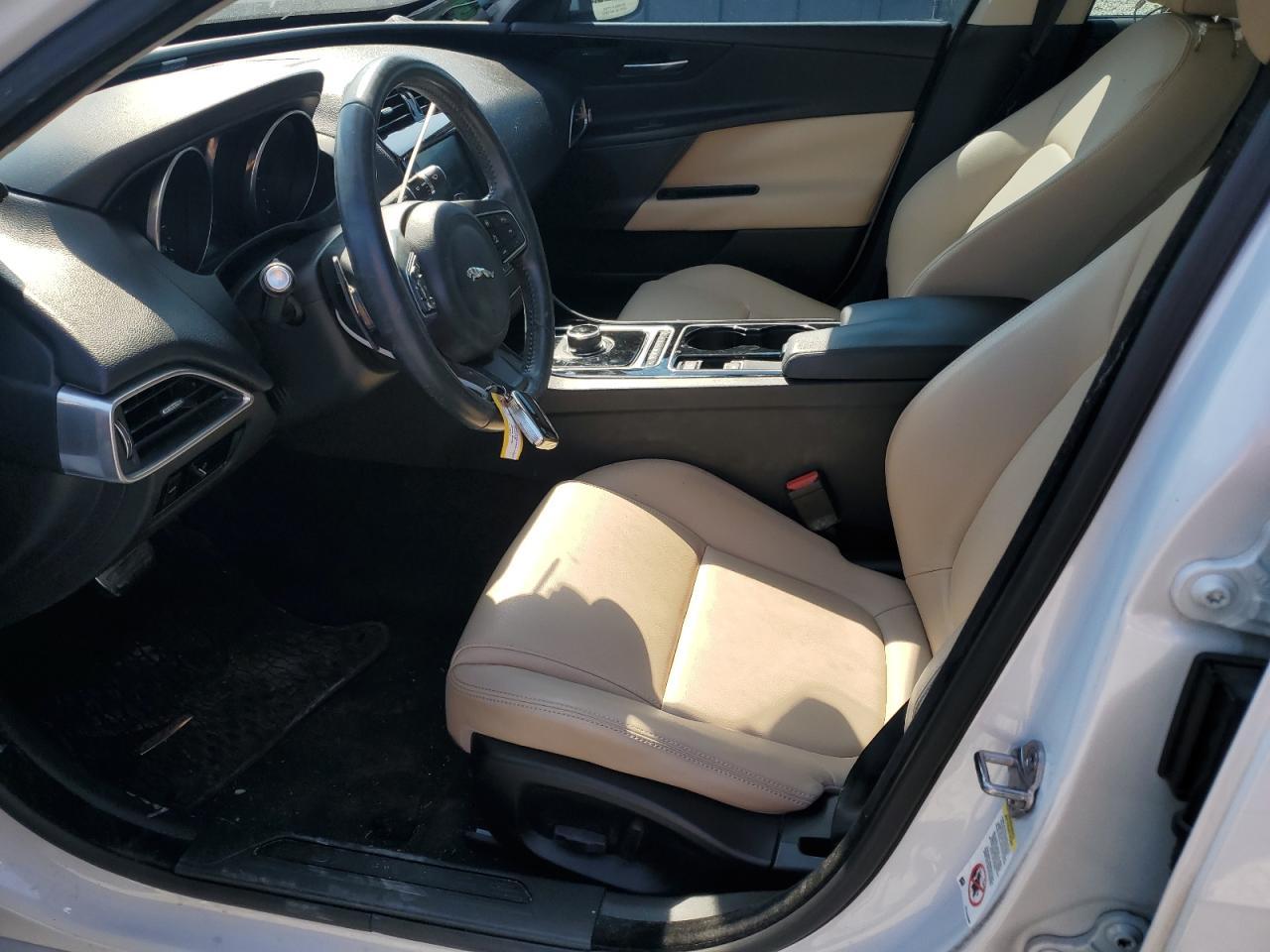 2017 Jaguar Xe Premium - Image 7