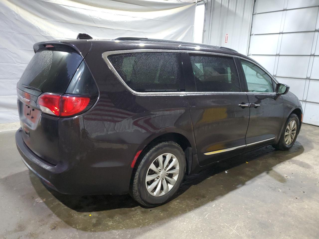 2017 Chrysler Pacifica Touring L - Фото 3