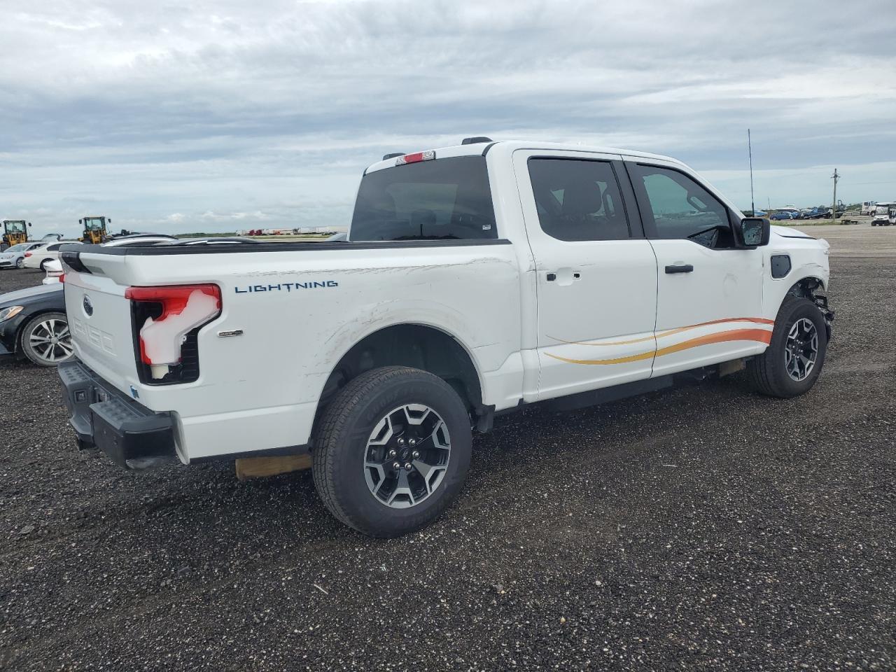 2023 Ford F150 Lightning Pro - Фото 3