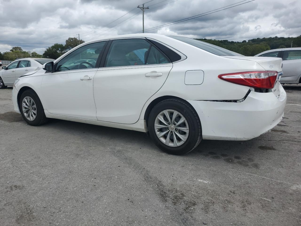 2016 Toyota Camry Le - Фото 2