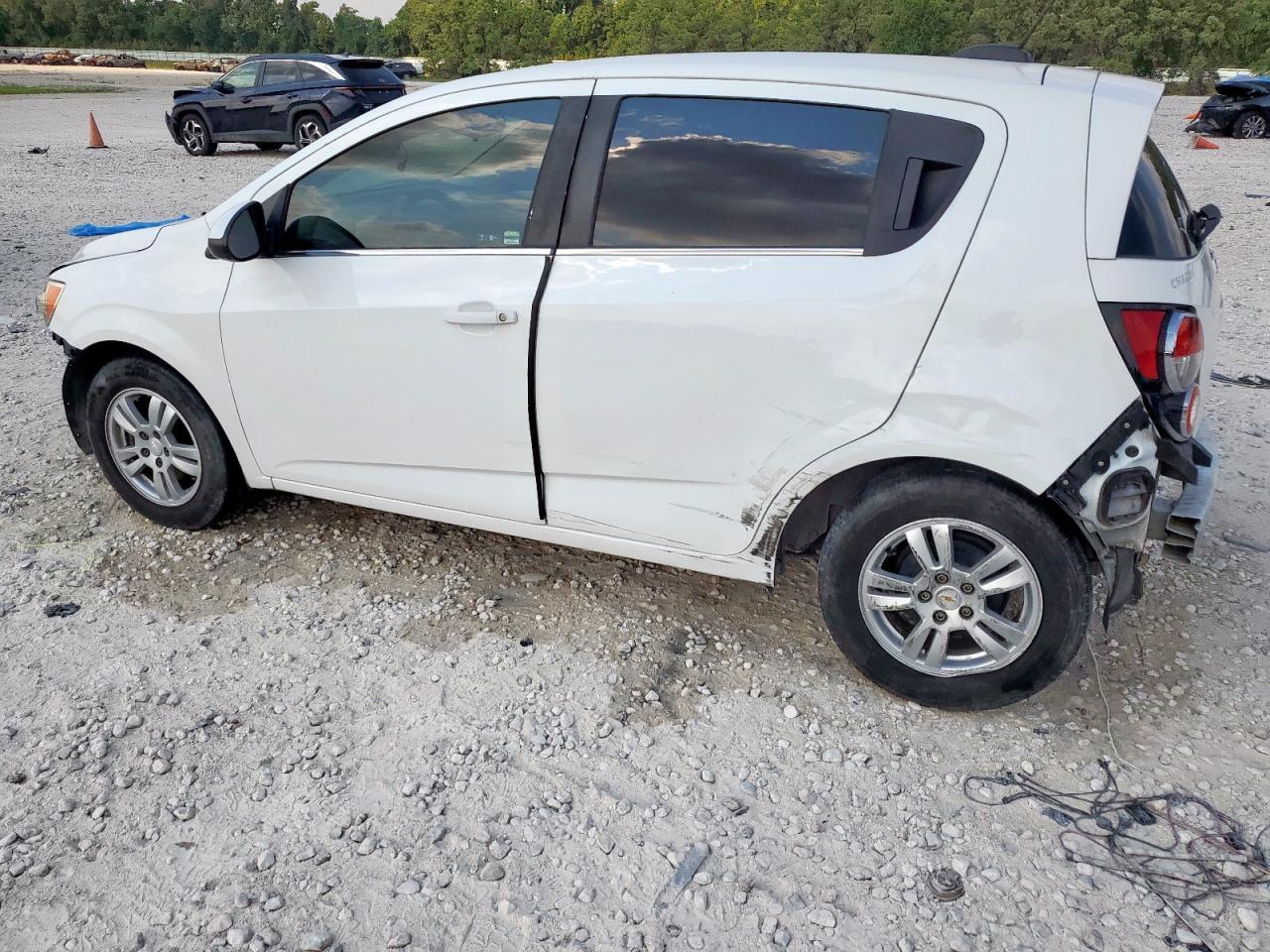 2016 Chevrolet Sonic Lt - Фото 2