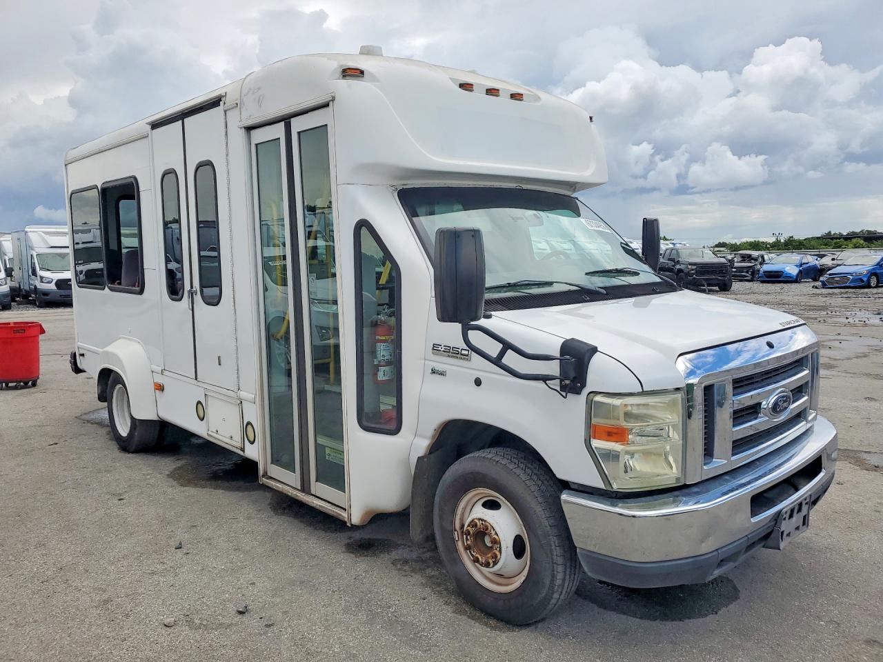 2016 Ford Econoline E350 Super Duty Cutaway Van - Фото 4