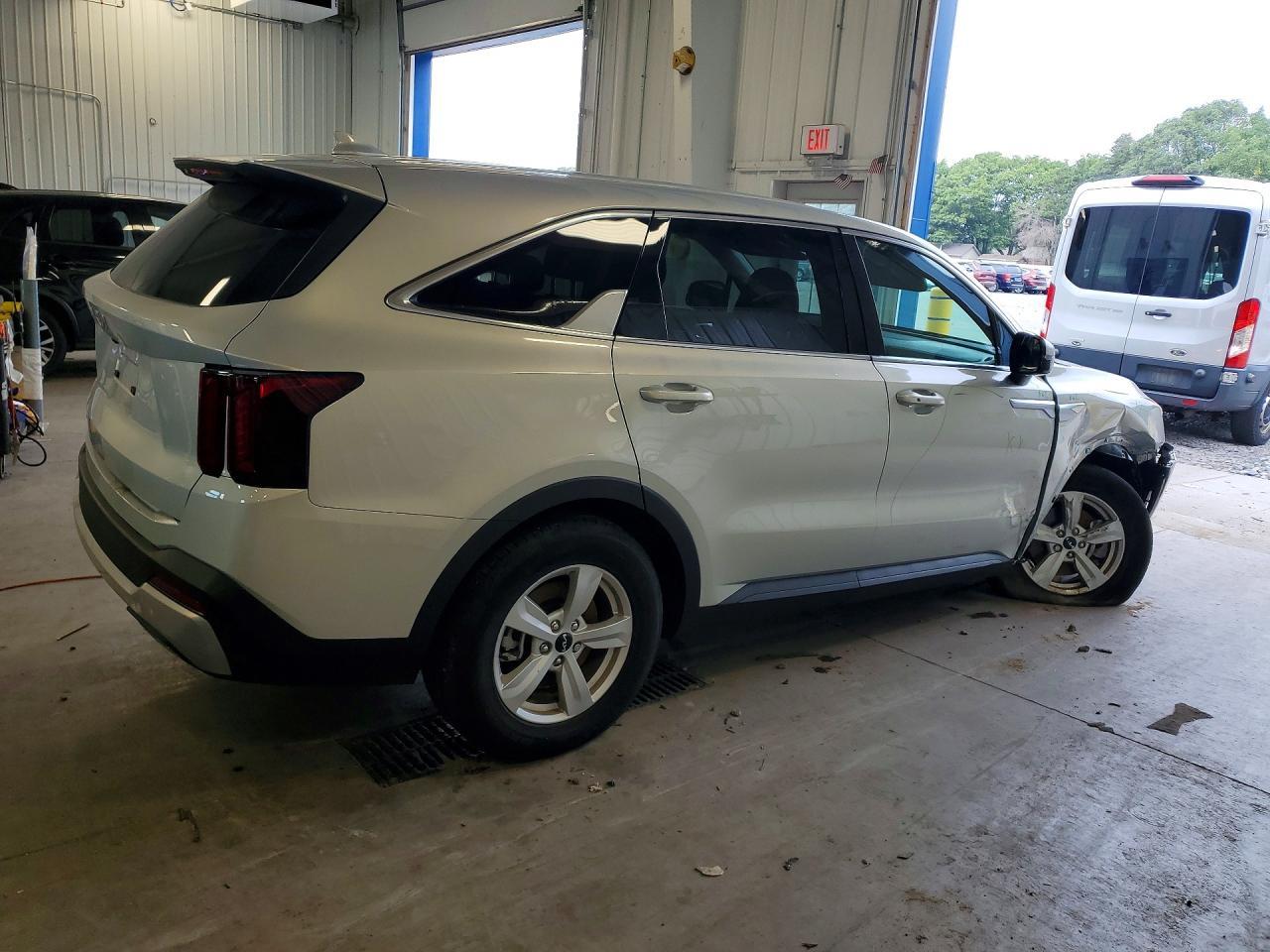 2026 Kia Sorento Lx - Image 3