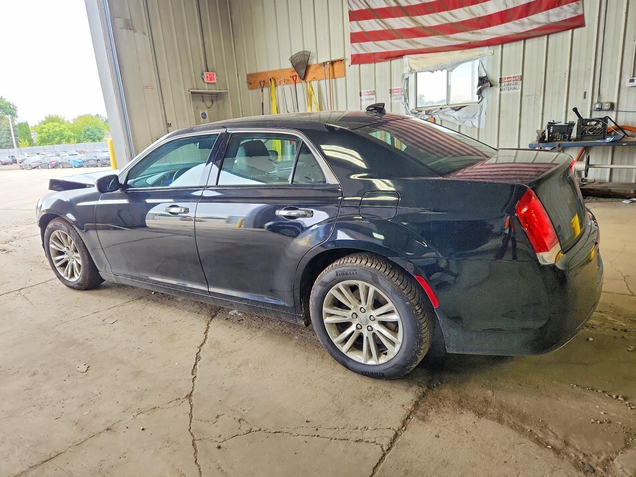 2017 Chrysler 300C - Фото 2