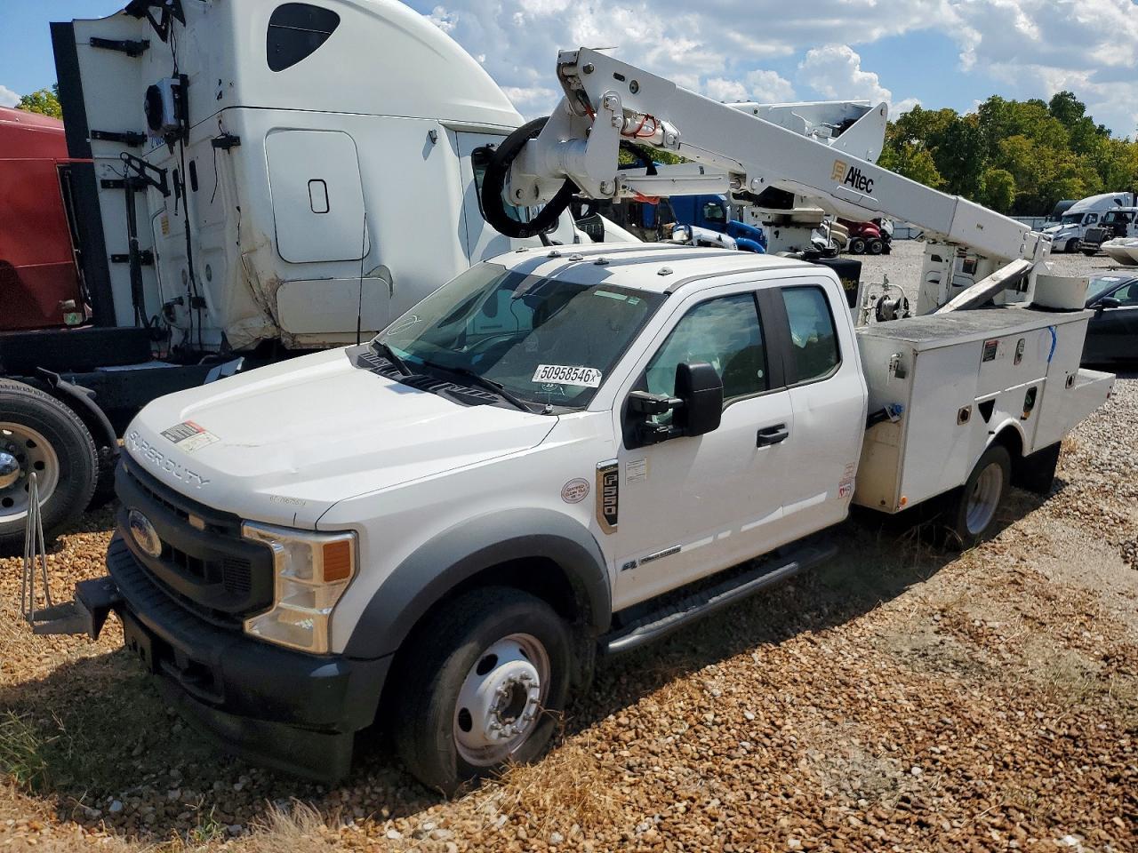 2021 Ford F550 Super Duty Bucket Truck - Фото 2