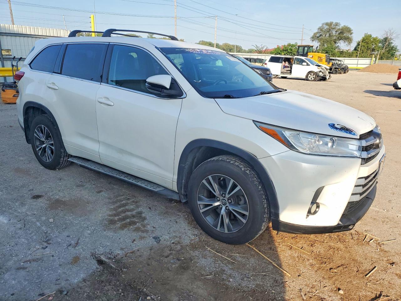 2017 Toyota Highlander Le Plus - Image 4