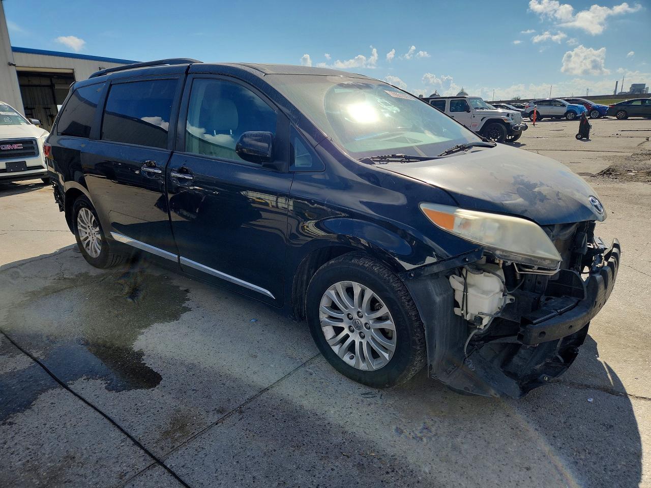 2016 Toyota Sienna Xle 8-Passenger - Image 4