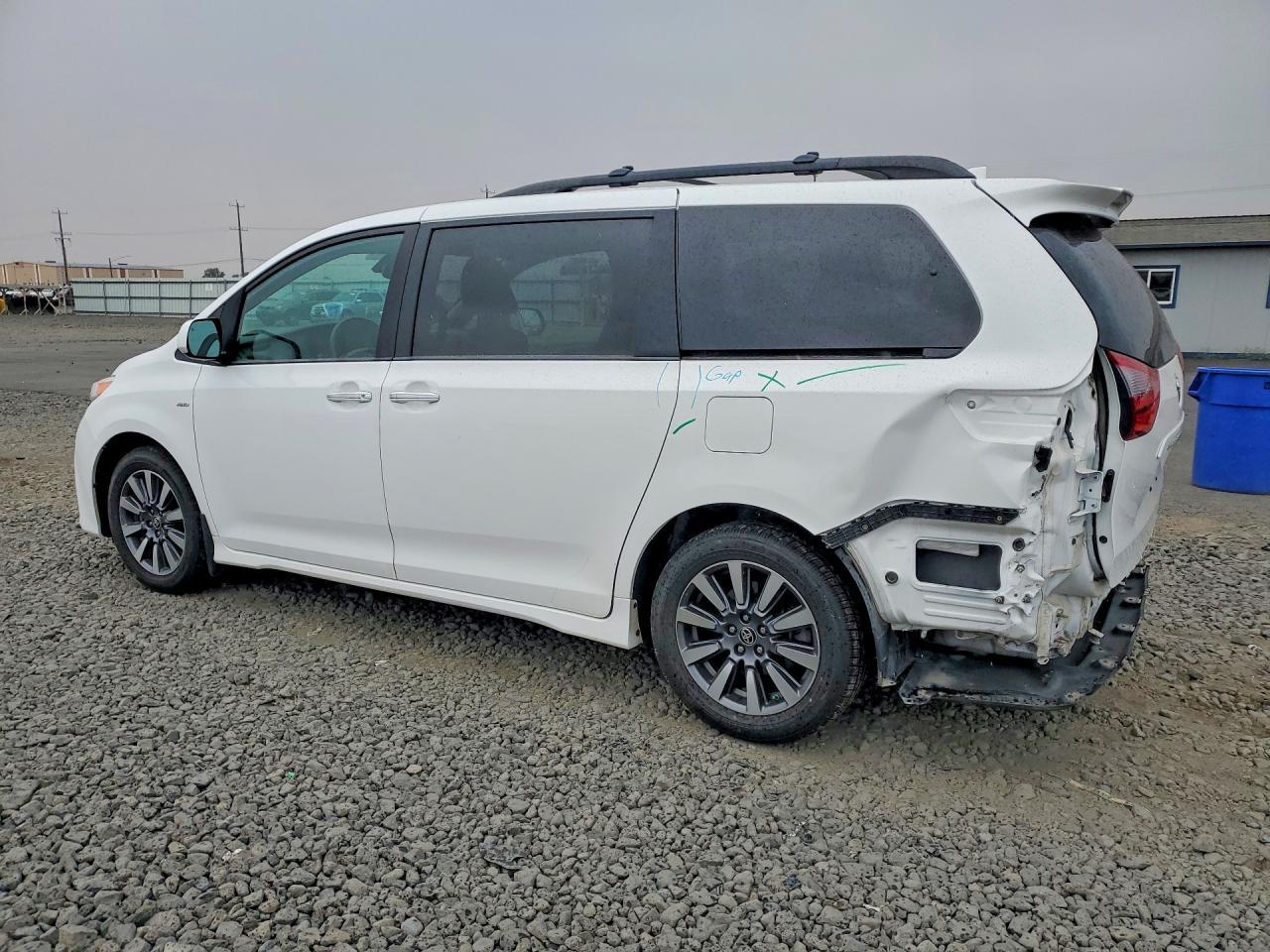 2020 Toyota Sienna Le - Image 2