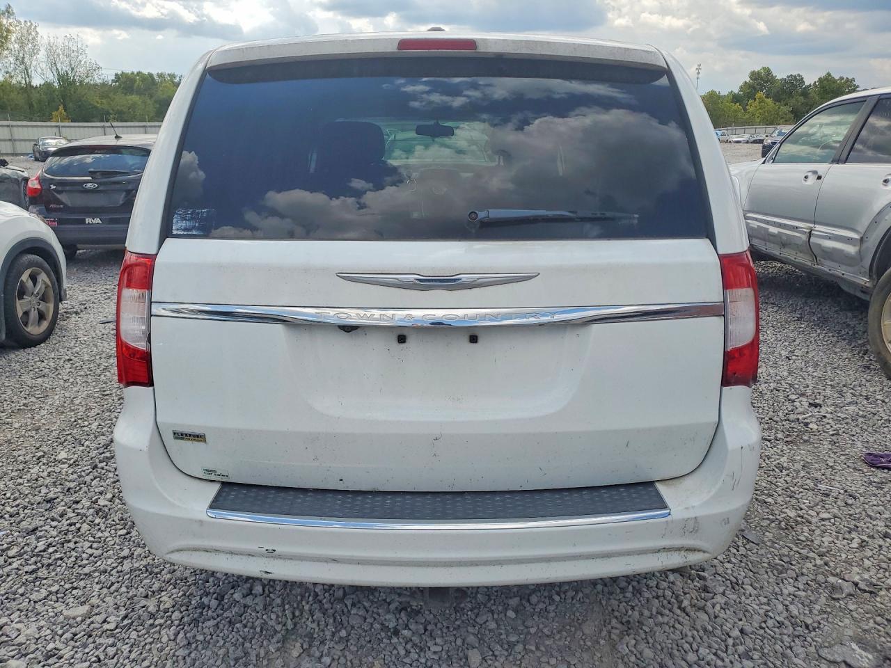 2015 Chrysler Town & Country Touring - Image 6
