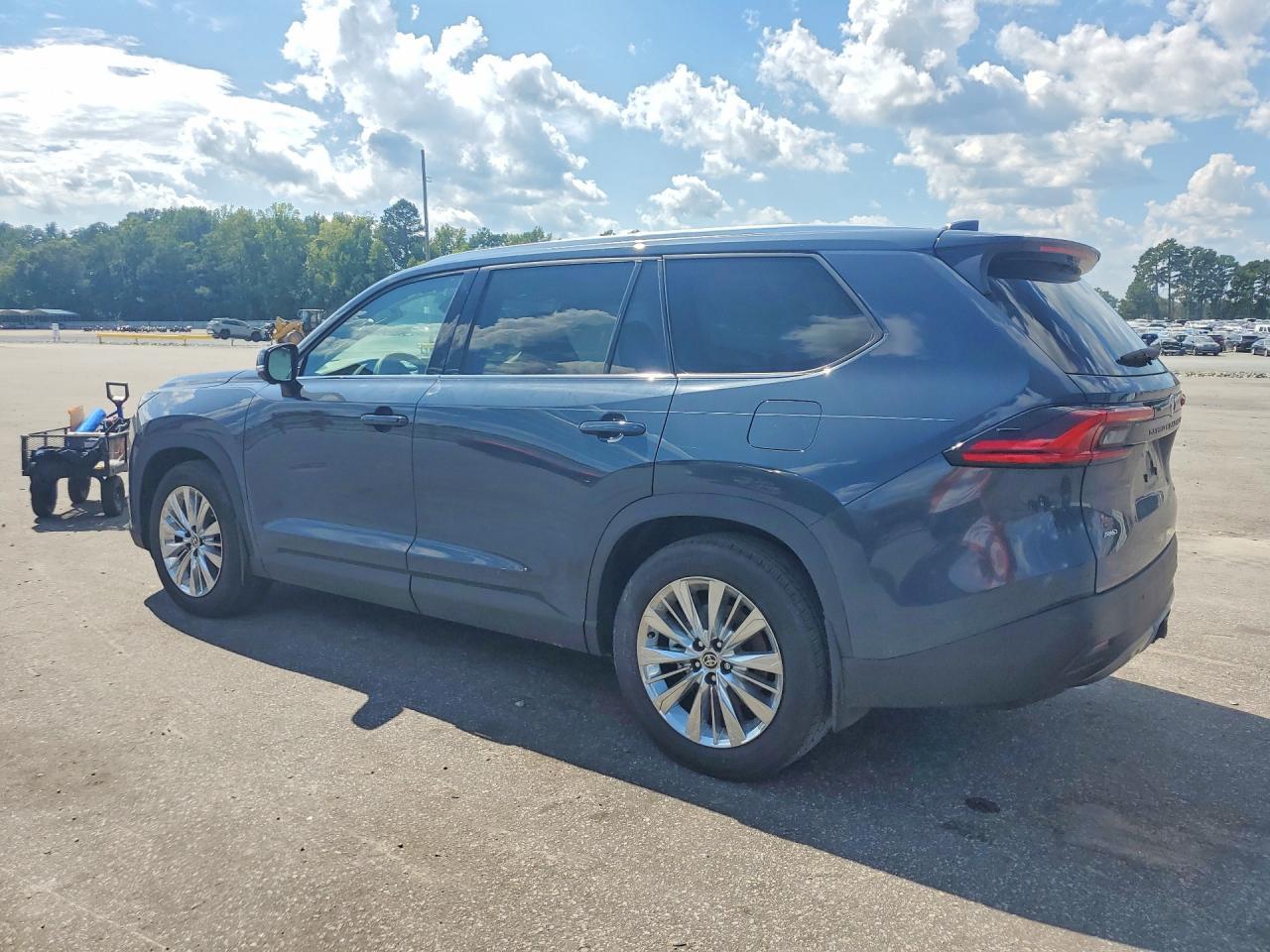 2025 Toyota Grand Highlander Platinum - Image 2