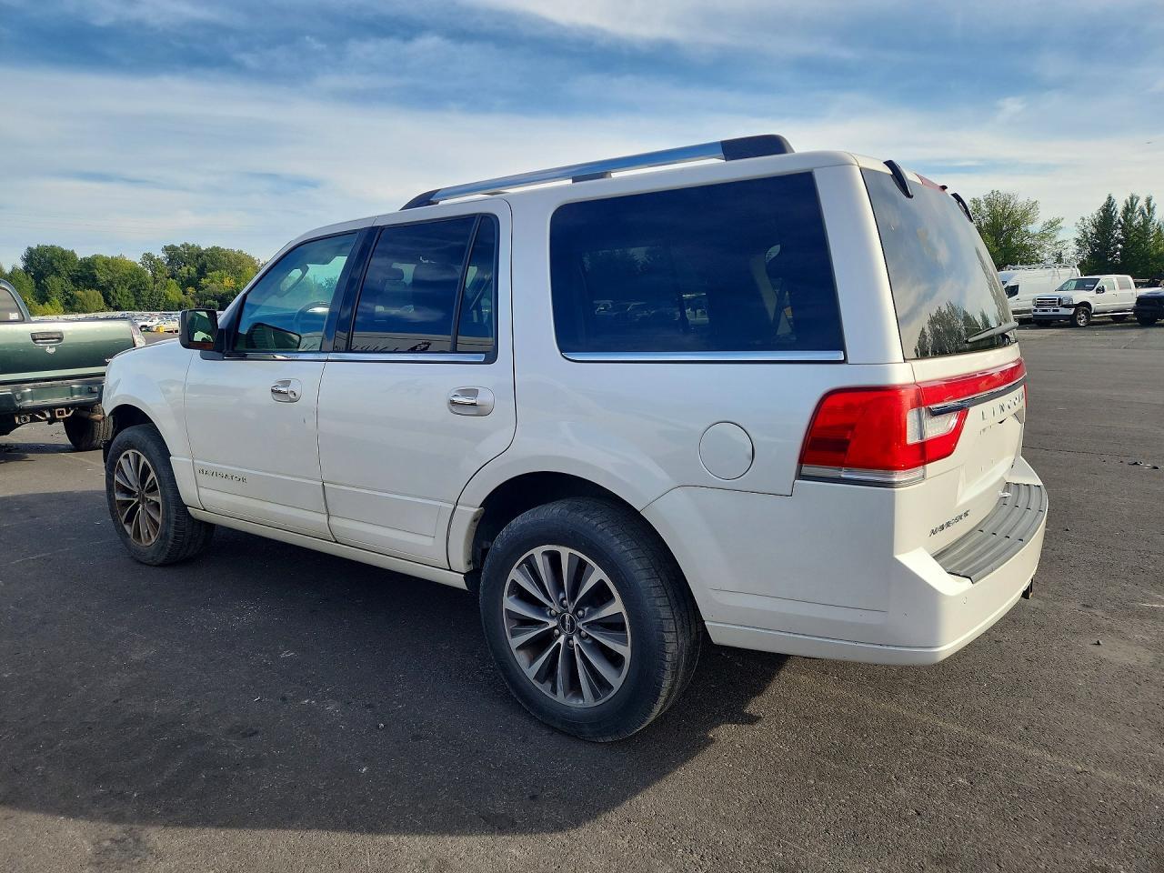 2015 Lincoln Navigator - Image 2