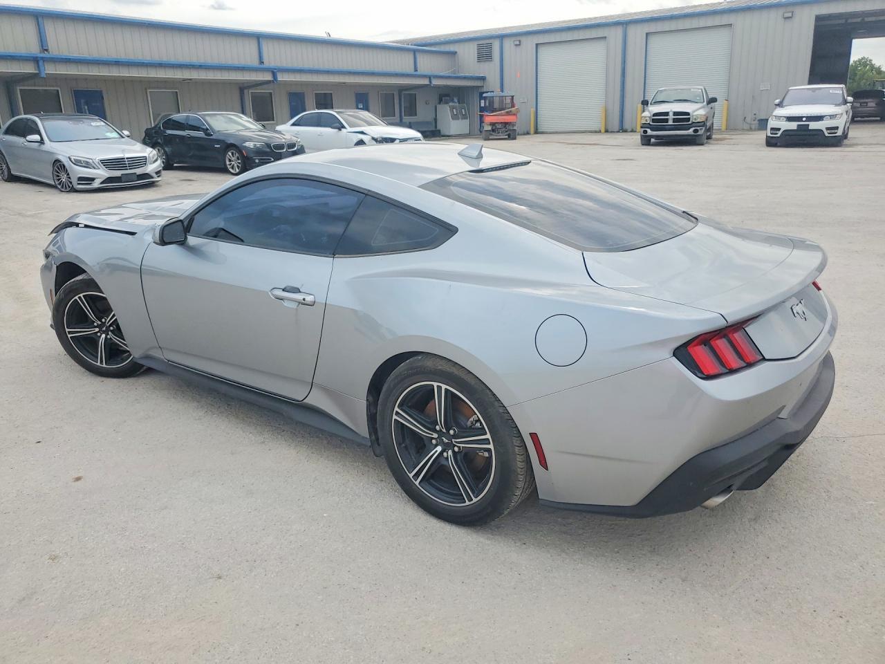 2025 Ford Mustang Ecoboost - Фото 2