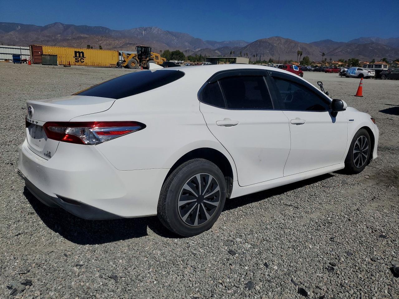 2020 Toyota Camry Le - Фото 3
