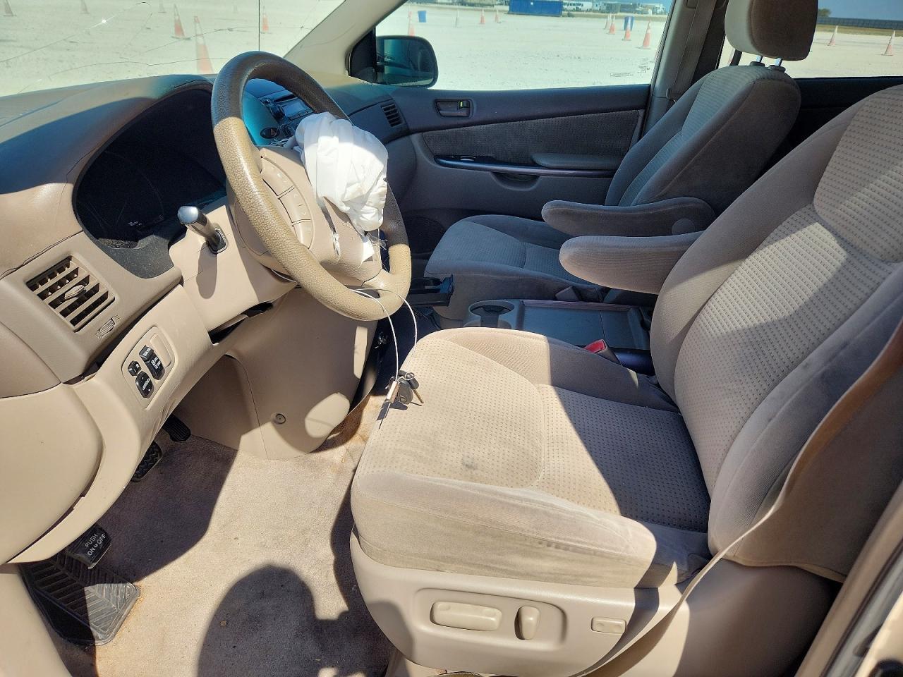 2010 Toyota Sienna Le 7-Passenger - Image 7