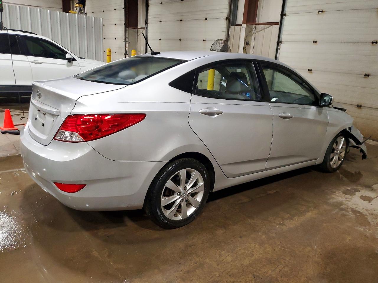 2013 Hyundai Accent Gls - Фото 3