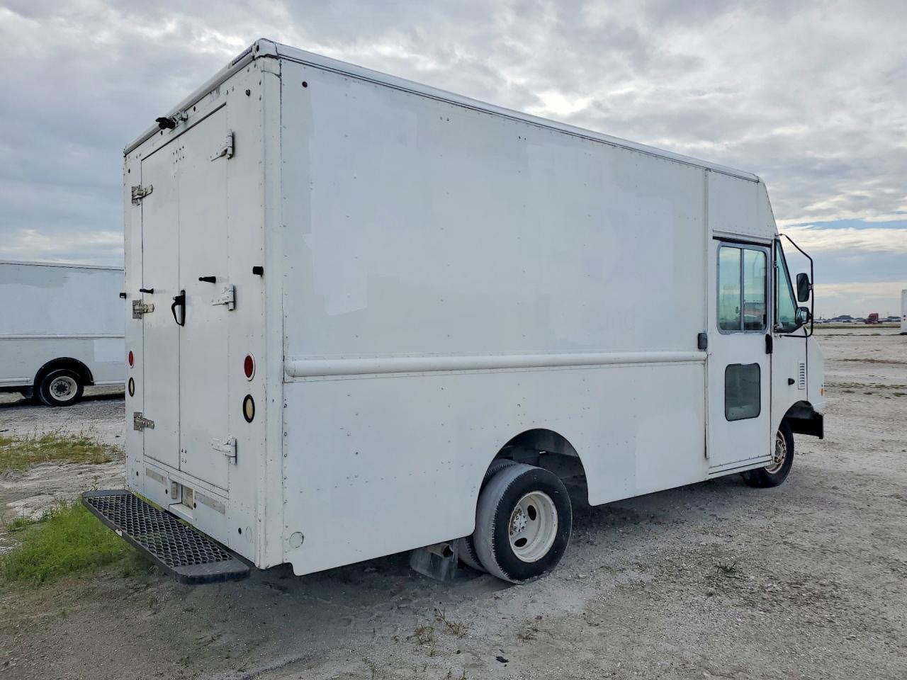2012 Ford E350 - Delivery Truck - Image 3