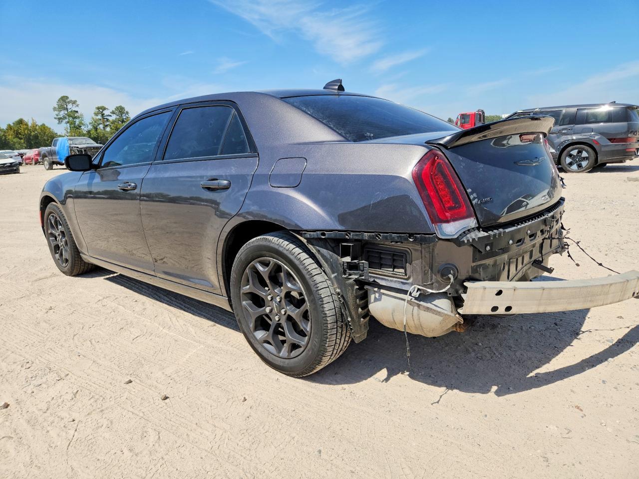 2020 Chrysler 300 Touring - Фото 2