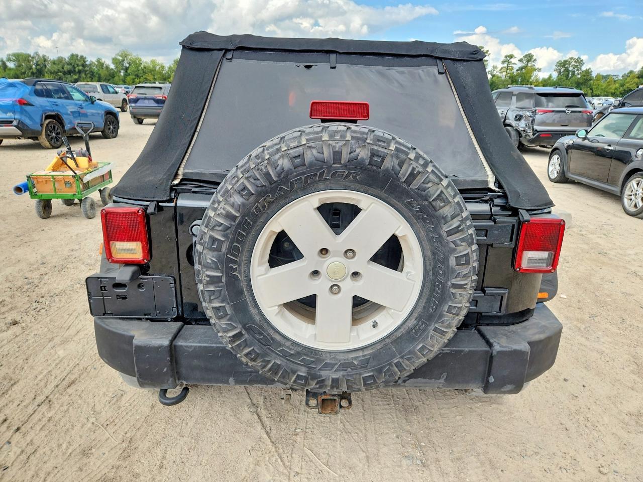 2010 Jeep Wrangler Unlimited Sahara - Image 6