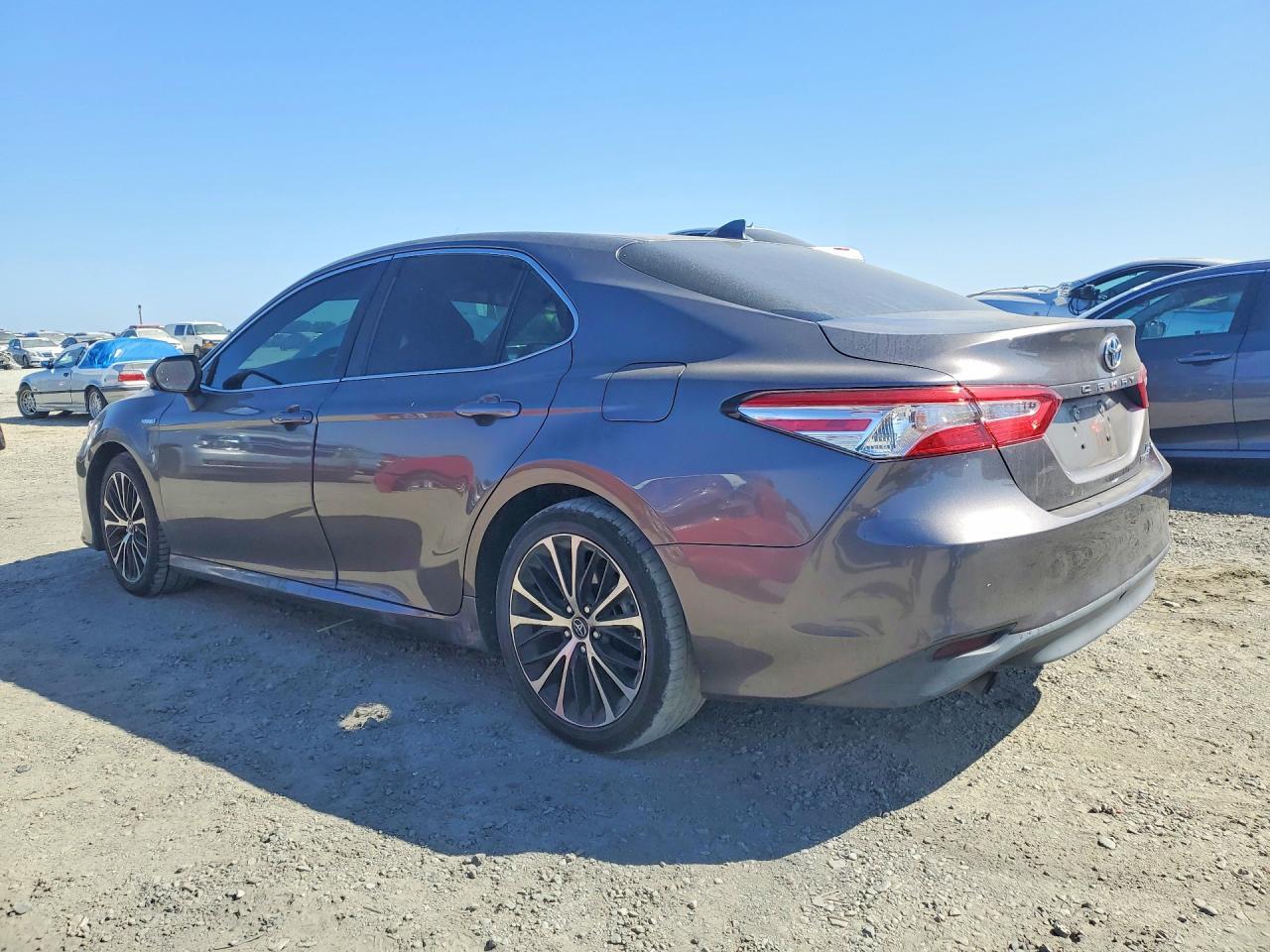 2020 Toyota Camry Le - Фото 2