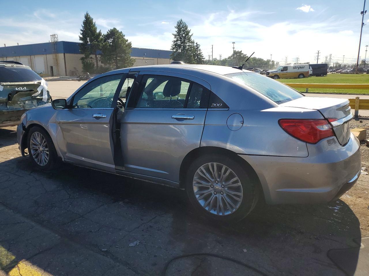 2013 Chrysler 200 Limited - Image 2