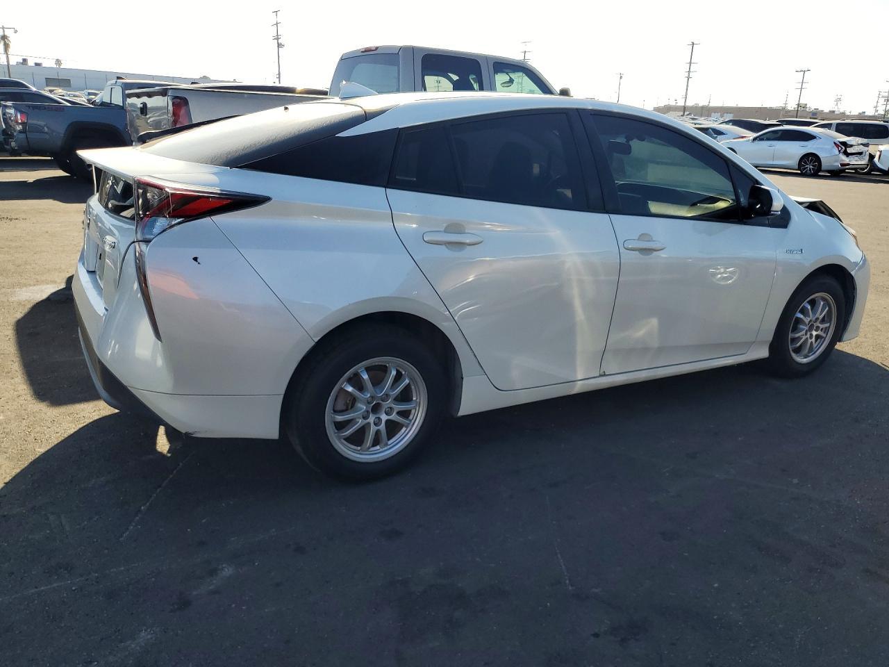 2016 Toyota Prius Three - Image 3