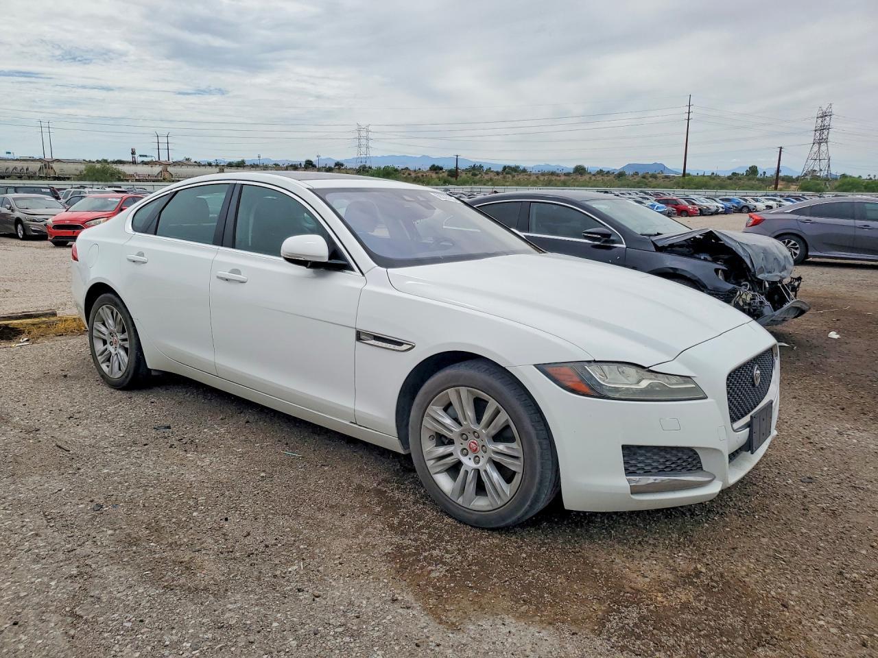 2017 Jaguar Xf Premium - Image 4