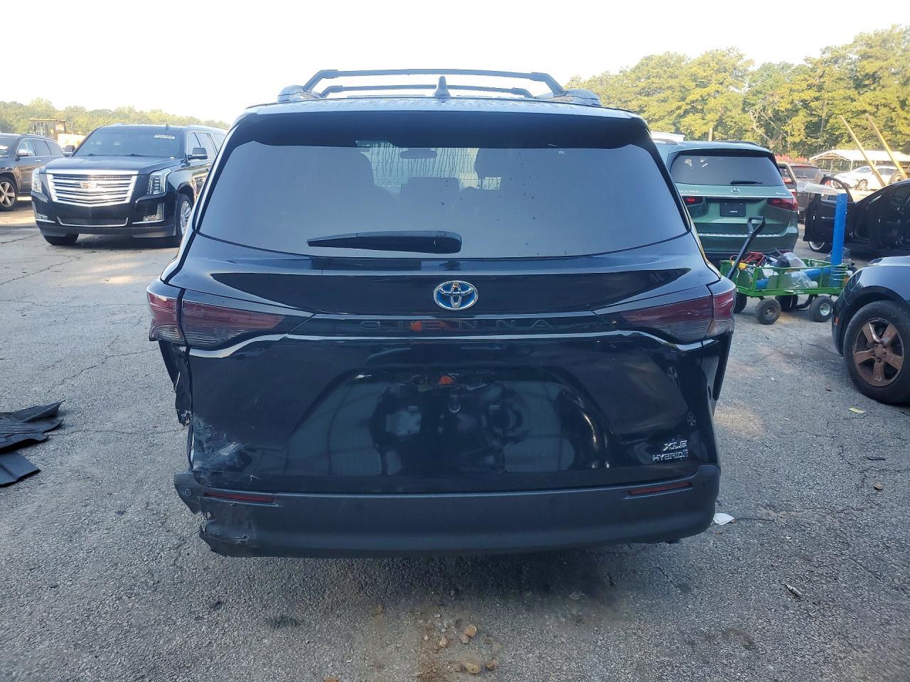 2024 Toyota Sienna Xle - Image 6