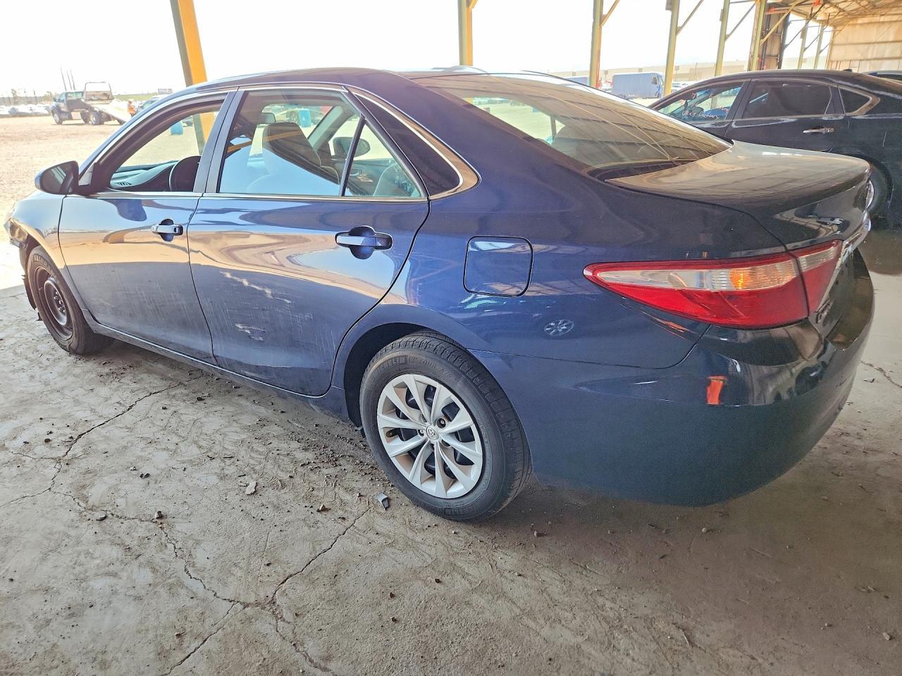 2016 Toyota Camry Le - Фото 2