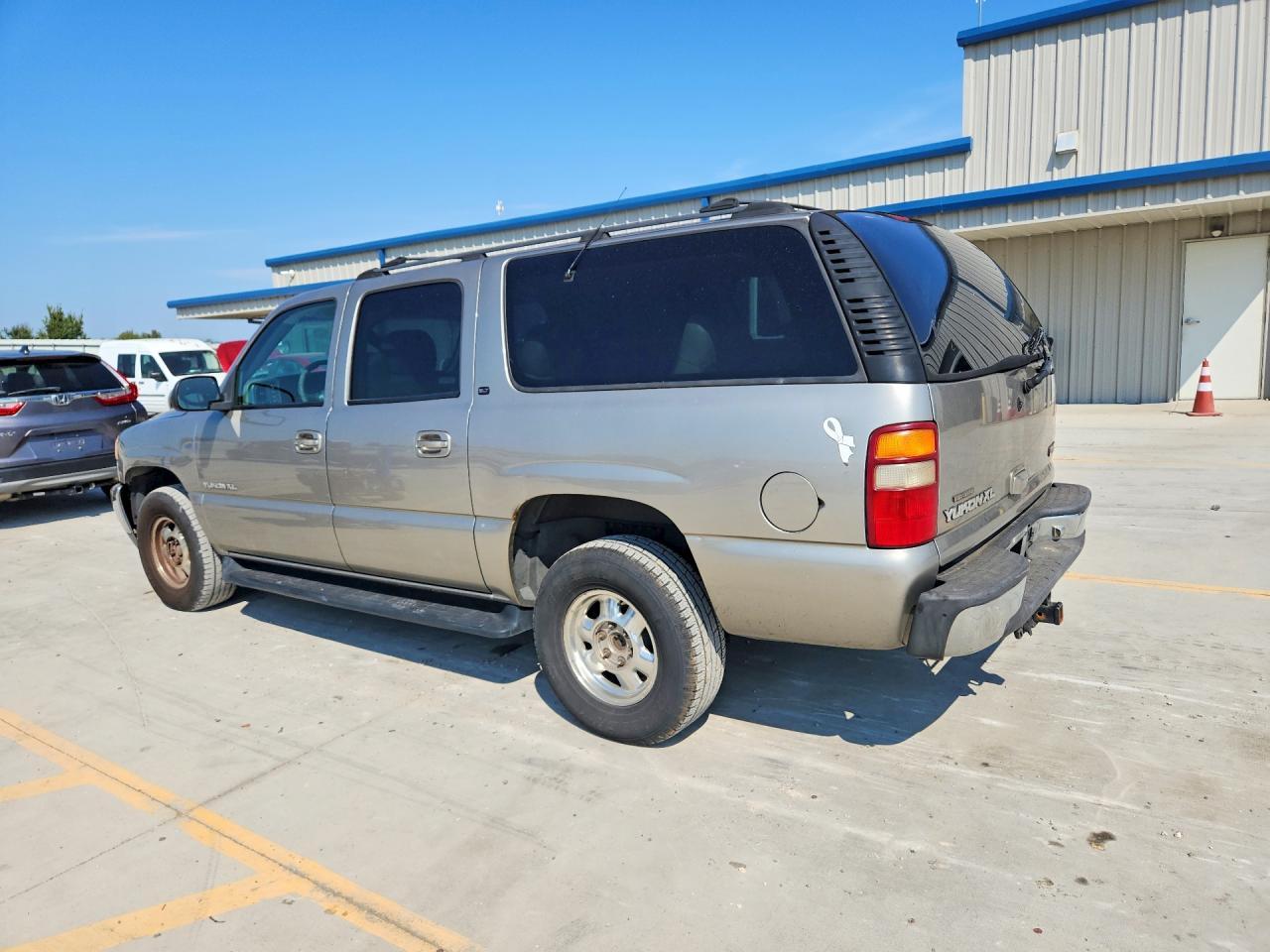 2001 GMC Yukon Xl K1500 - Image 2