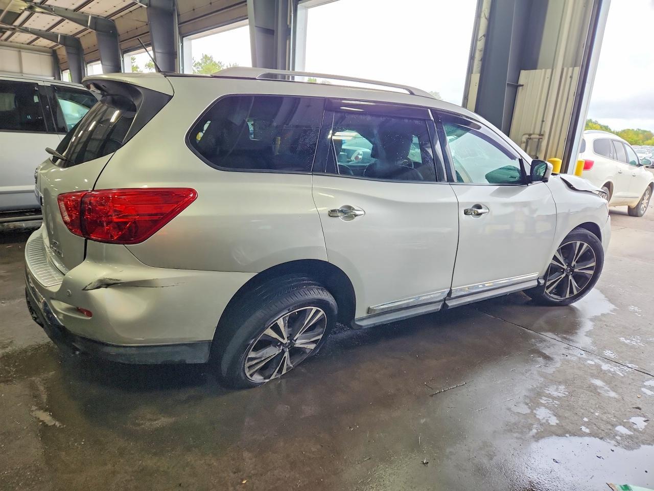 2017 Nissan Pathfinder Platinum - Image 3