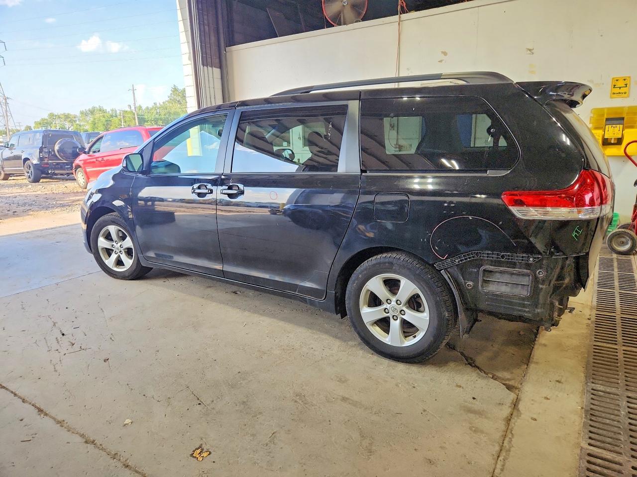 2013 Toyota Sienna Le - Image 2