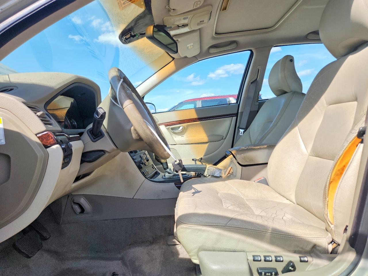 2004 Volvo S80 2.5T - Image 7