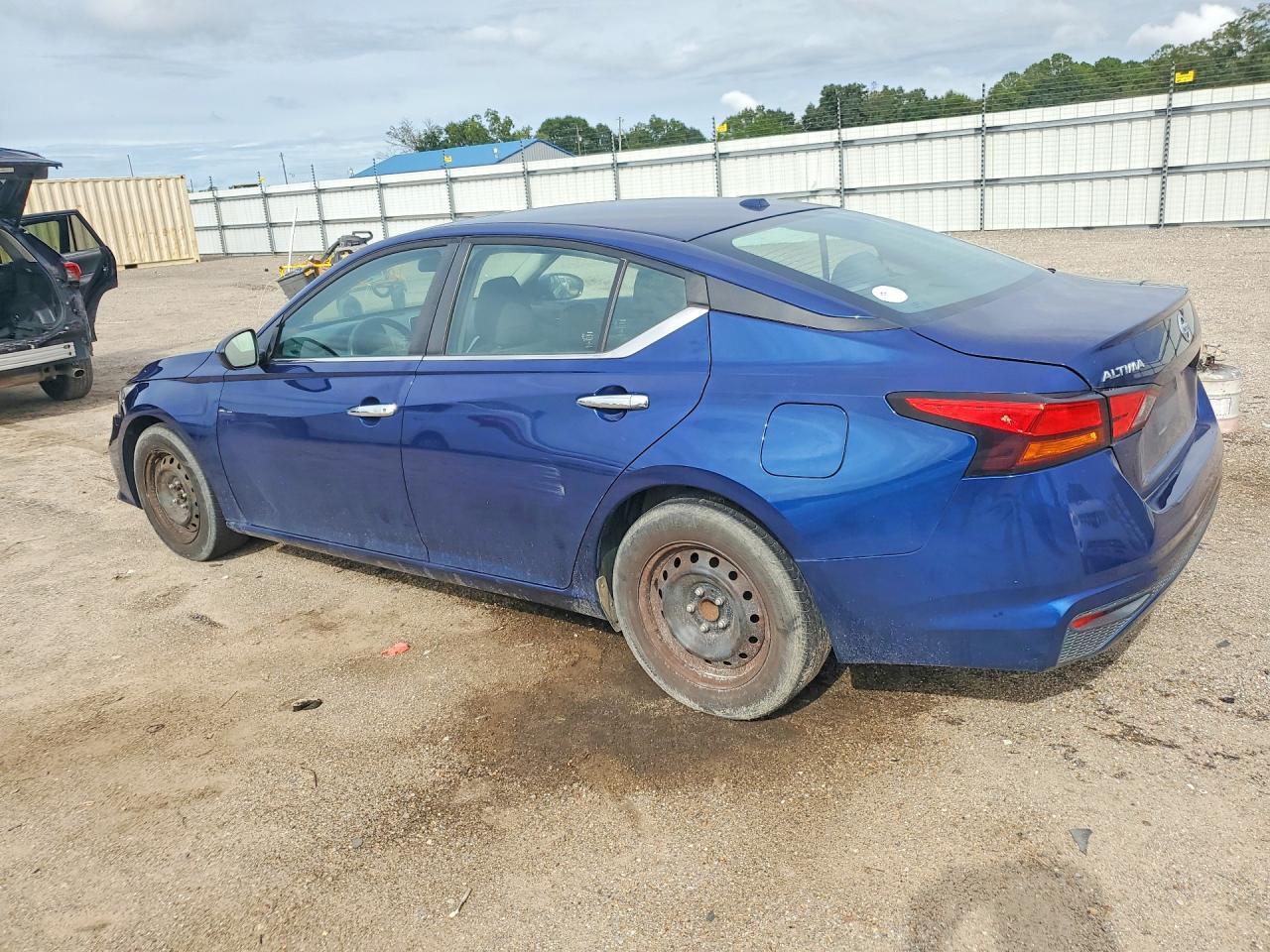 2020 Nissan Altima S - Image 2