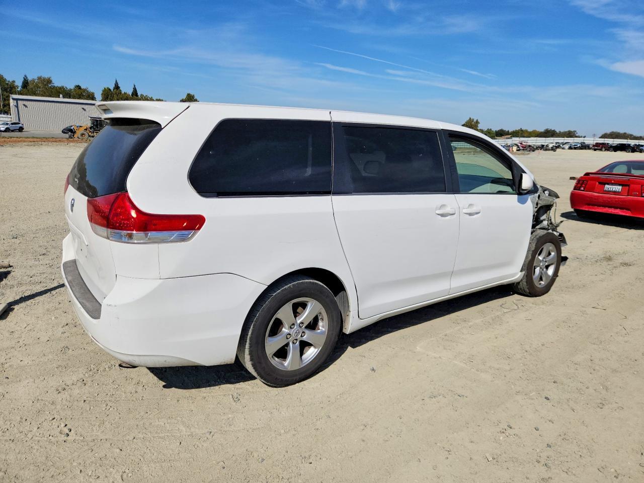 2012 Toyota Sienna Le 8-Passenger - Фото 3