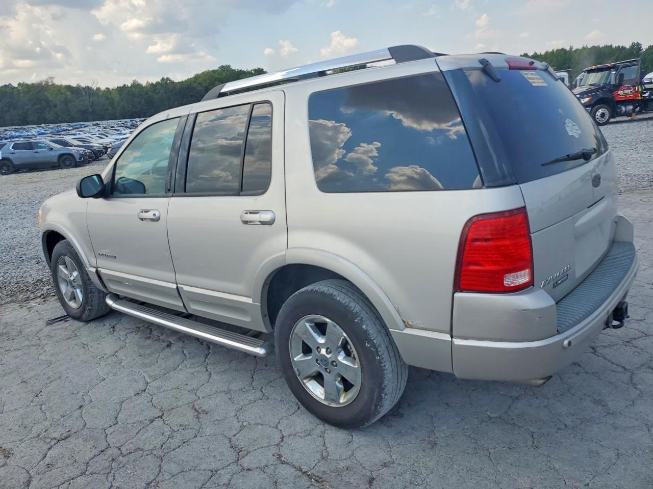 2005 Ford Explorer - Image 2