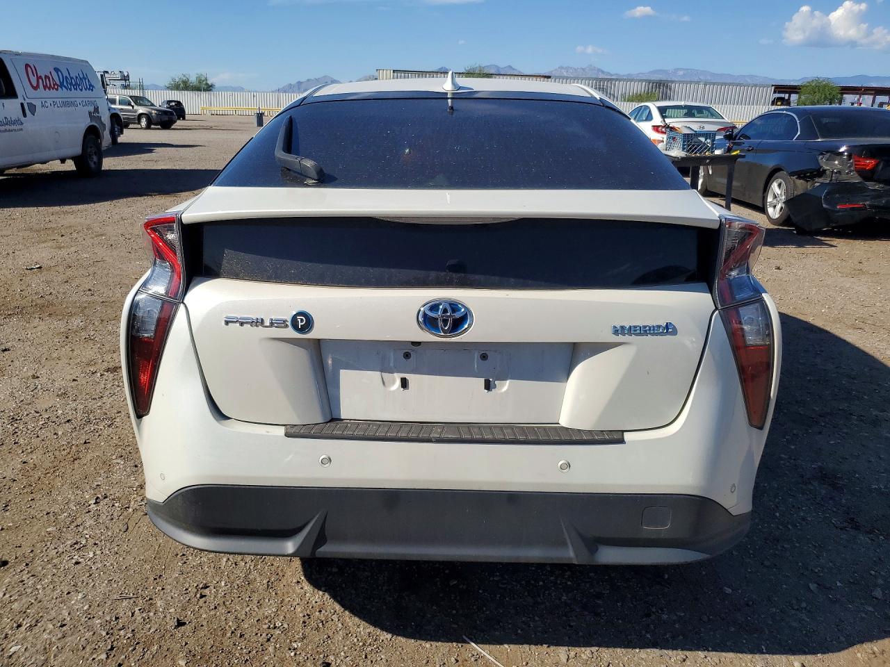 2017 Toyota Prius Three Touring - Image 6