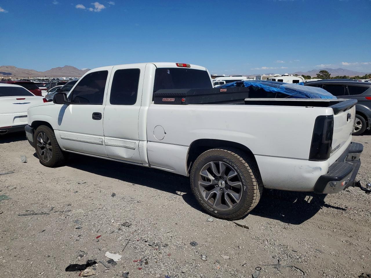 2005 Chevrolet Silverado C1500 - Image 2