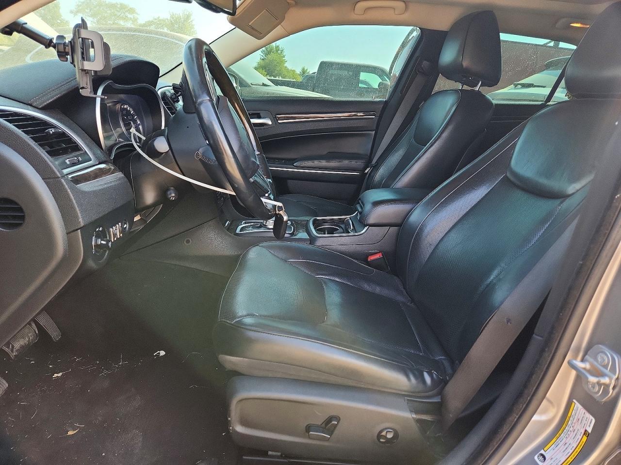 2016 Chrysler 300C - Image 7