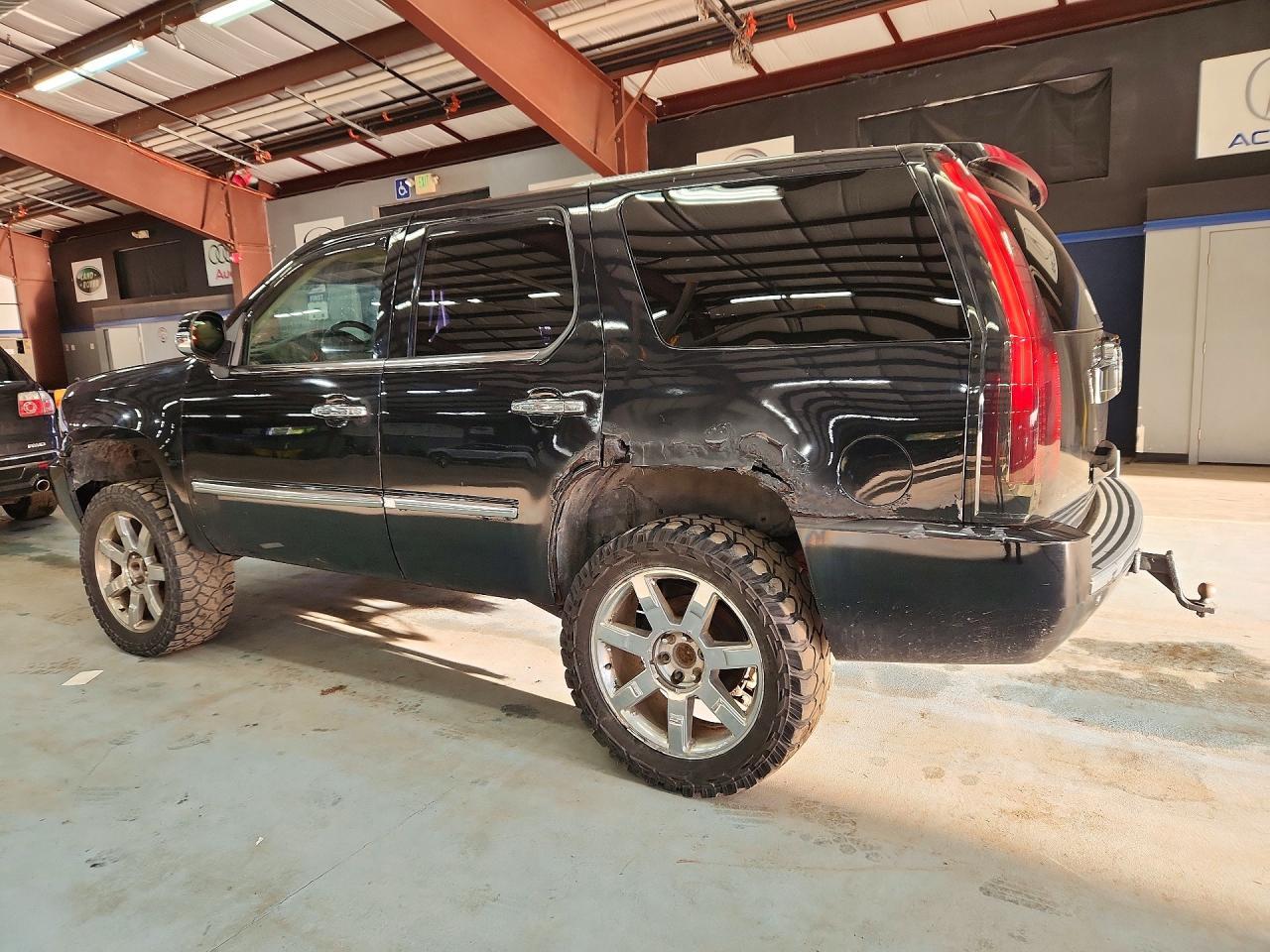 2007 Cadillac Escalade Luxury - Image 2