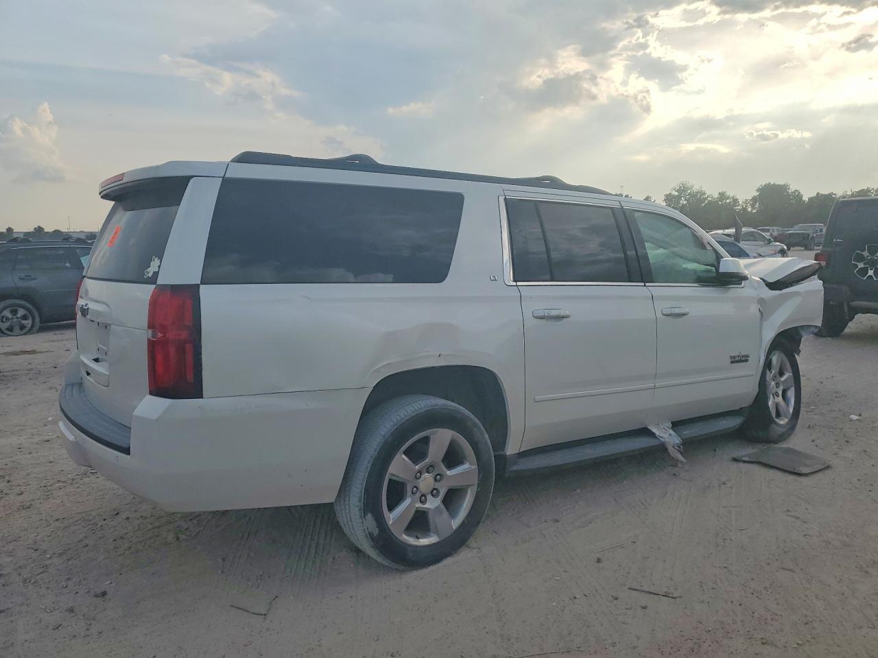 2017 Chevrolet Suburban C1500 Lt - Фото 3