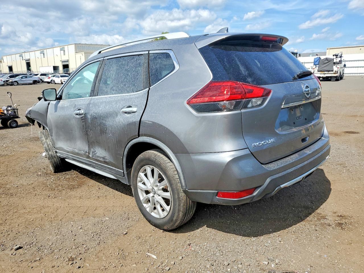 2017 Nissan Rogue Sv - Image 2