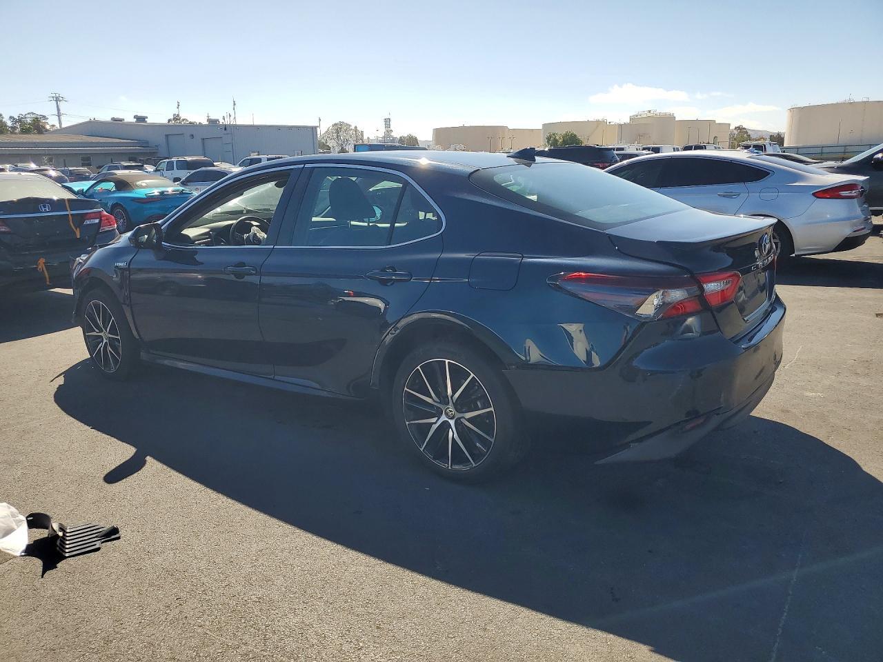 2021 Toyota Camry Le - Фото 2