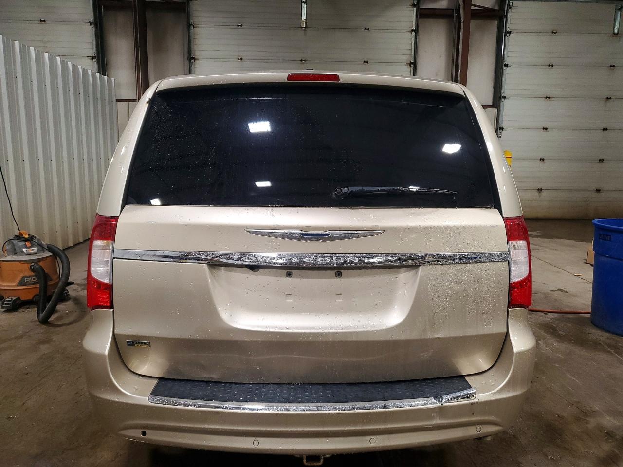 2013 Chrysler Town & Country Touring - Фото 6