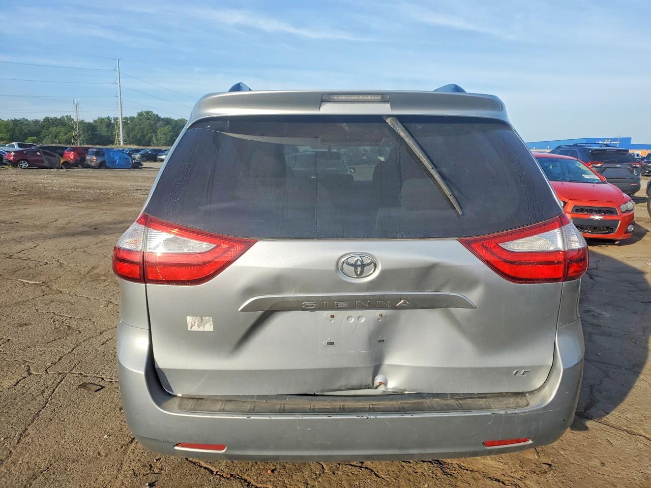 2015 Toyota Sienna Le - Image 6