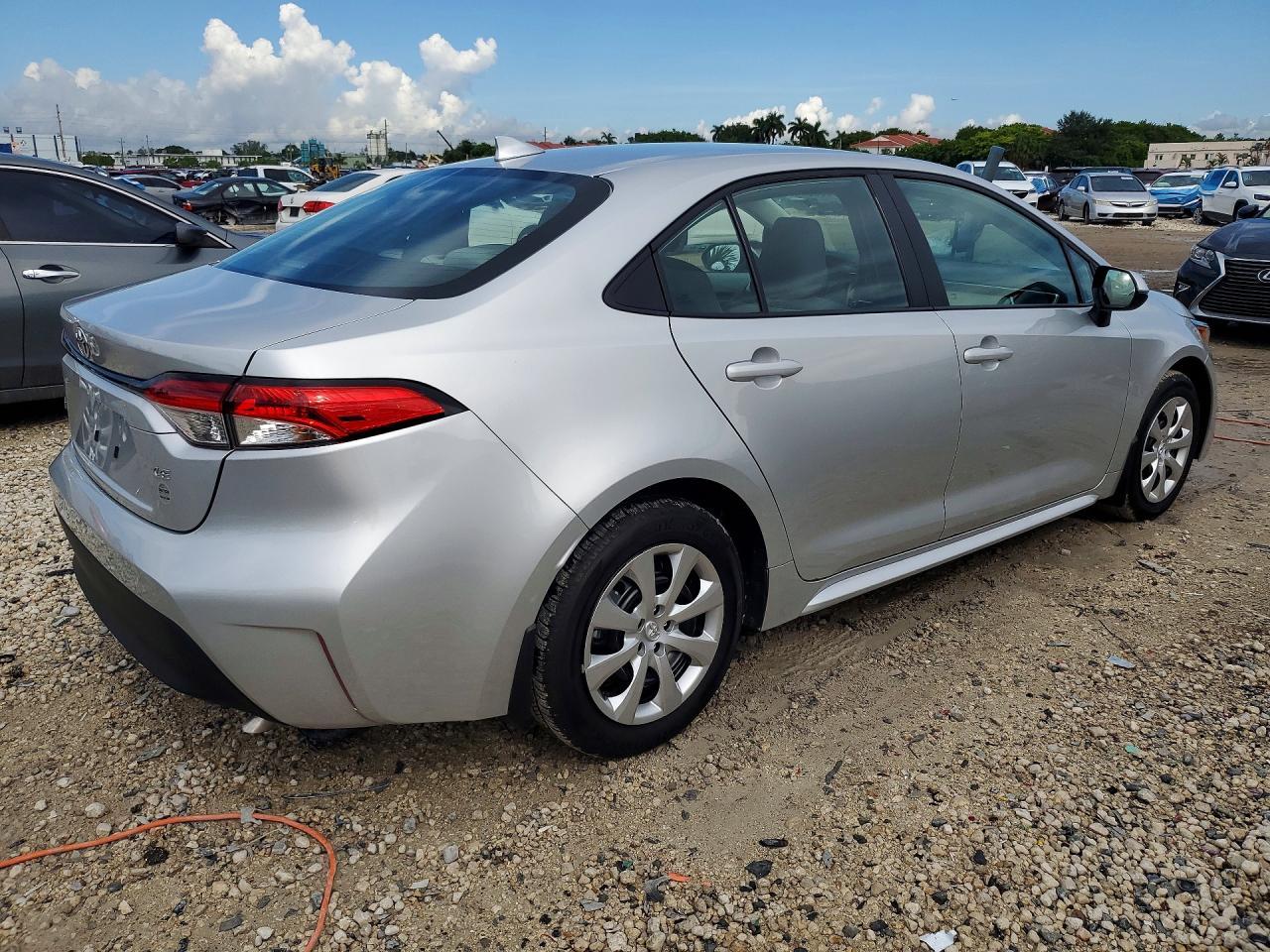 2025 Toyota Corolla Le - Фото 3
