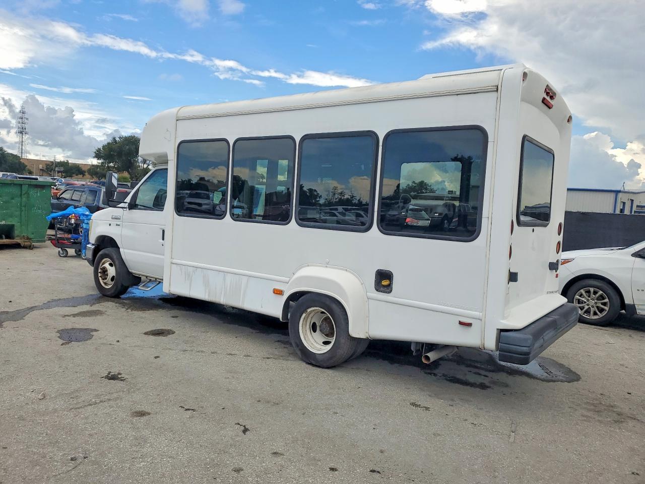 2016 Ford Econoline E350 Super Duty Cutaway Van - Фото 2