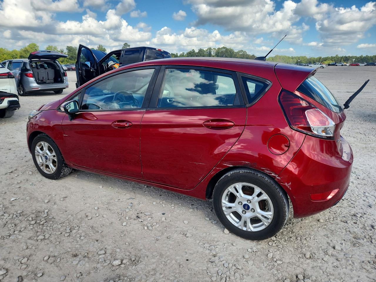 2015 Ford Fiesta Se - Image 2