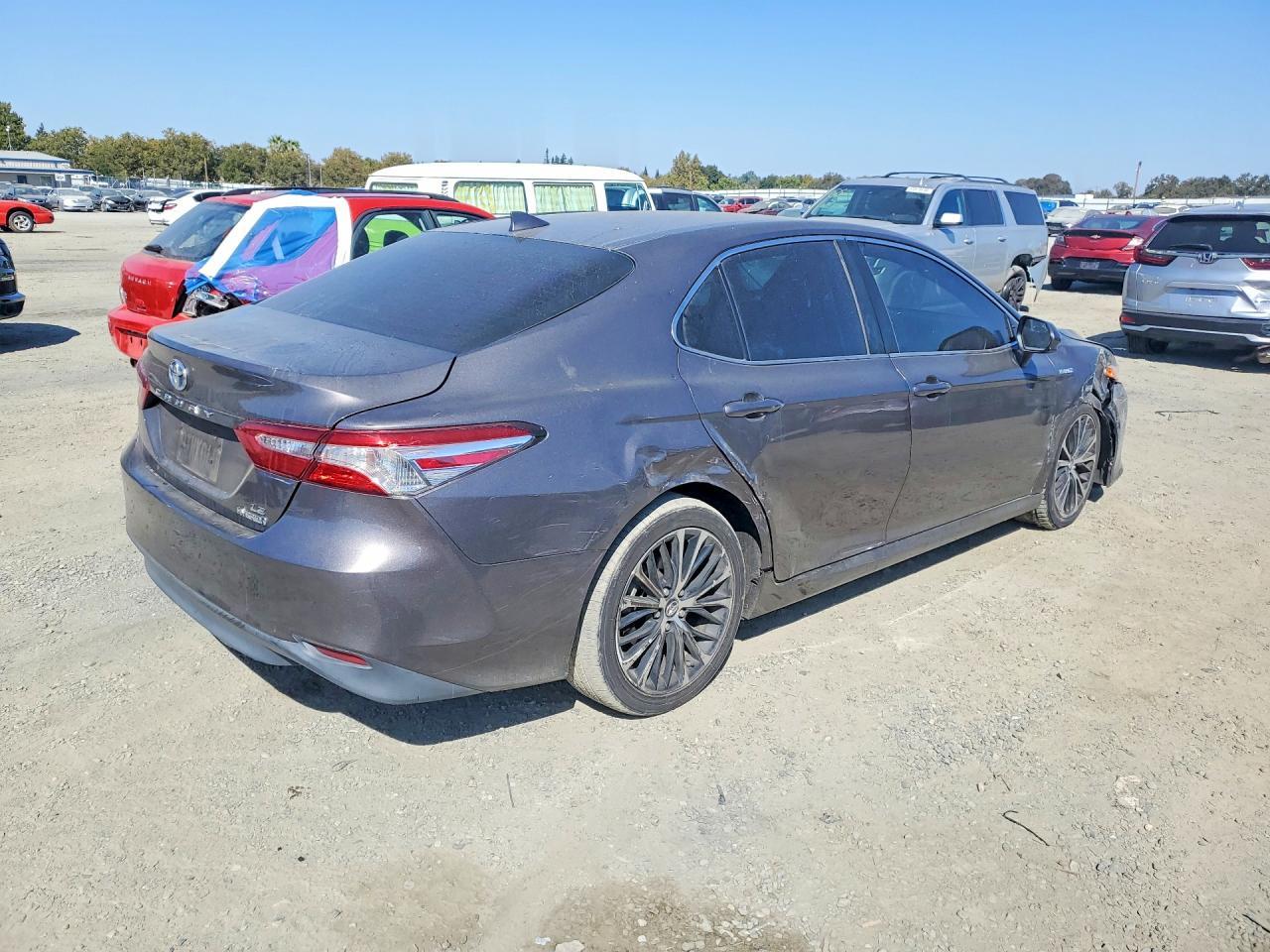 2020 Toyota Camry Le - Фото 3