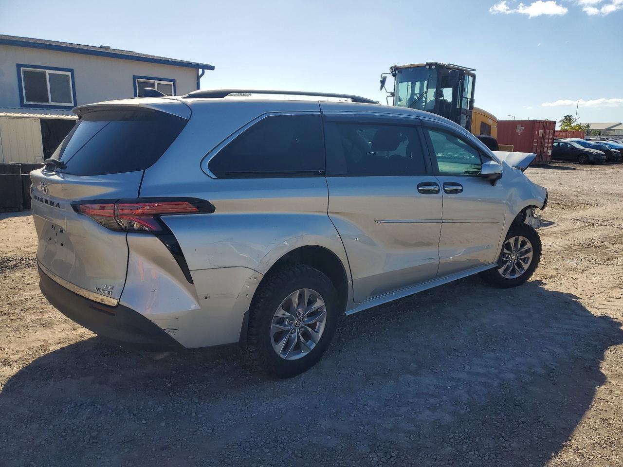 2022 Toyota Sienna Le - Фото 3